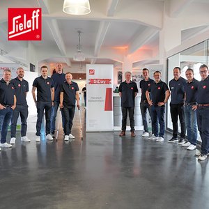 Menschen am Messestand auf der SiDay Frankfurt in 2023