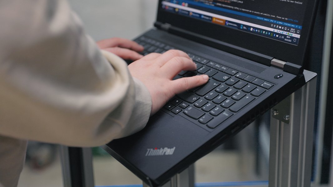 Ein Fachinformatiker für Anwendungsentwicklung an einem Laptop