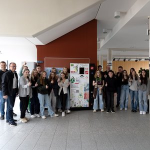 [Translate to Englisch:] Gruppenbild mit Schülern der Realschule Herrieden bei der Übergabe unseres Rücknahmesystems SiOne