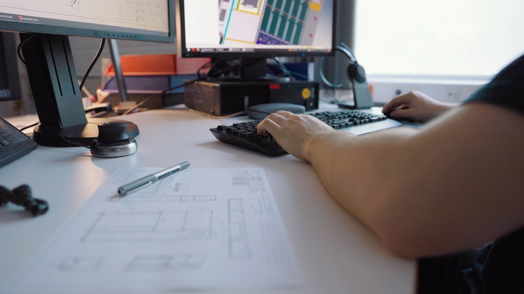 Ein technischer Produktdesigner an einem Computer