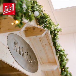 Eine Hütte mit Weihnachtlicher Dekoration