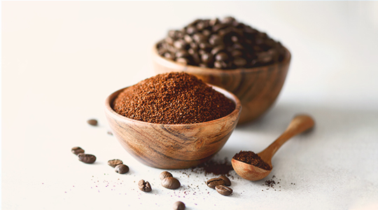 Ein Gewürz und Hülsenfrüchte in zwei Schüsseln