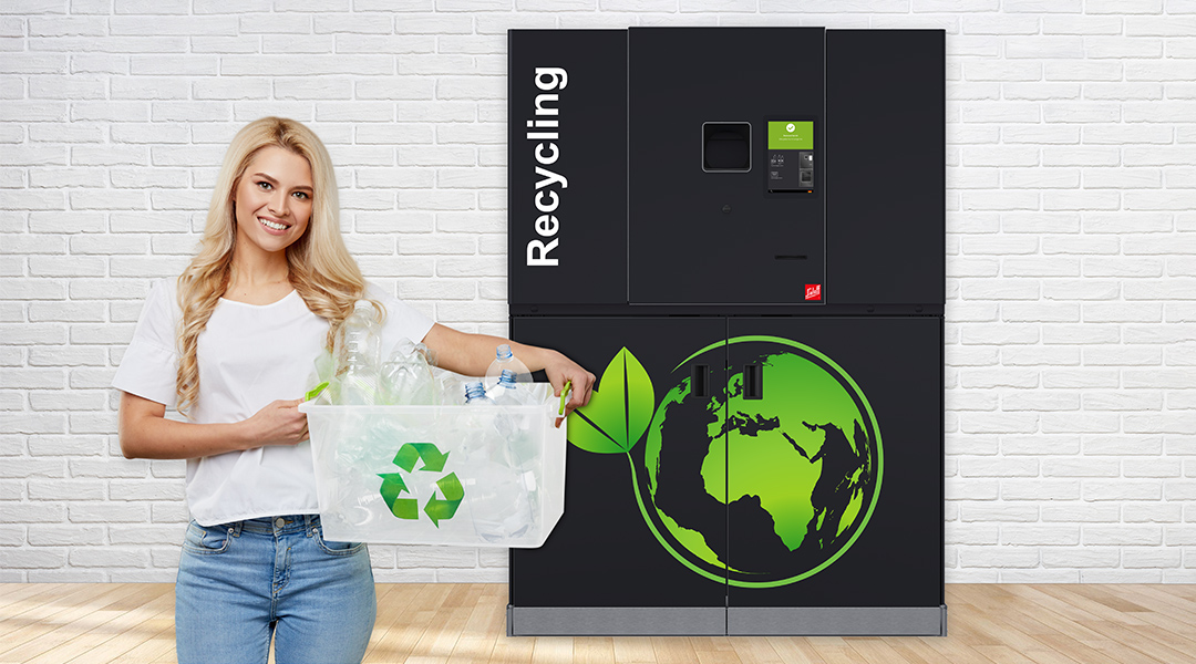 Eine Frau mit leeren Plastikflachen vor einem Automaten