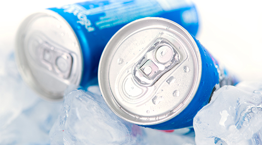Zwei Blaue Getränkedosen umgeben von Eiswürfeln