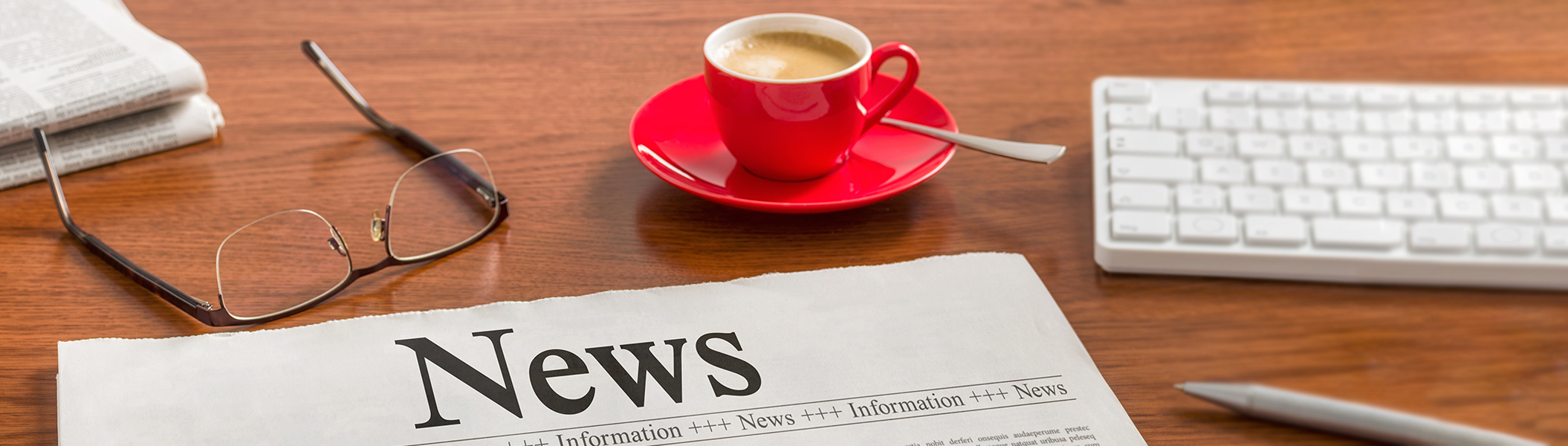 Ein Bild einer Zeitung und einer Kaffeetasse